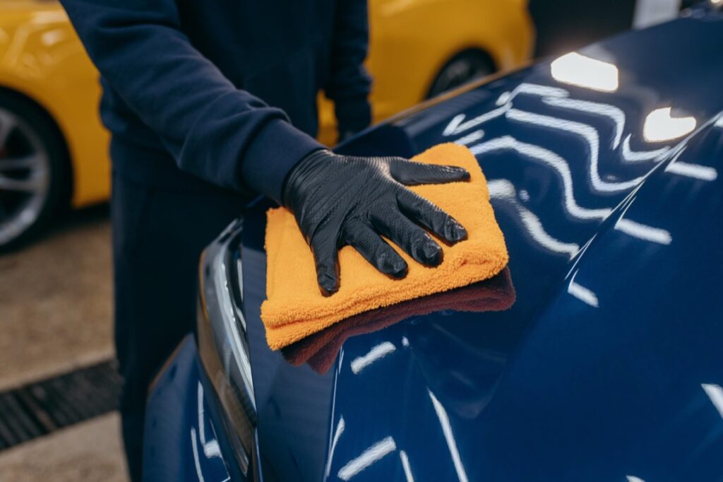 Detailing samochodowy to coraz bardziej popularna usługa, która przyciąga zarówno miłośników motoryzacji, jak i właścicieli aut pragnących zachować ich estetykę na najwyższym poziomie